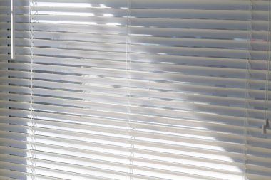 Ofisteki beyaz panjurlar