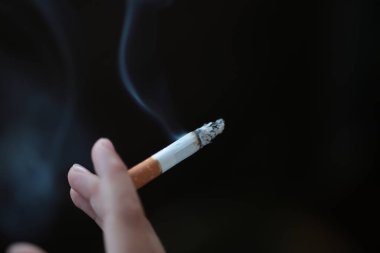 Elinde sigara içiyorsun, sigara içiyorsun.