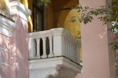 Eski bir binanın eski tarzında eski bir balkon.