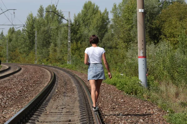 Una Chica Caminando Ferrocarril — Foto de Stock