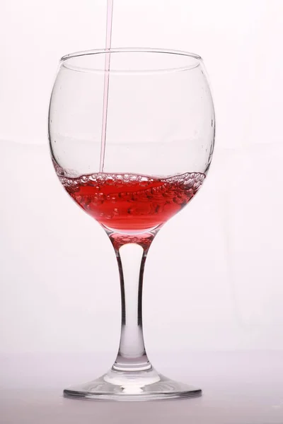 Şarap Beyaz Arka Planda Bardağa Dökülüyor — Stok fotoğraf