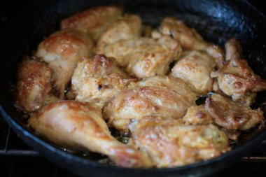 Fırında kızarmış tavuk.