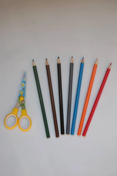 Pensil Berwarna Dan Gunting Pada Latar Belakang Putih — Stok Foto