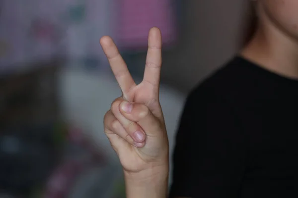 İnsanlar parmaklarında işaretler ve semboller gösteriyorlar.