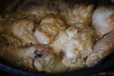 Fırında tavuk eti kızartma işlemi