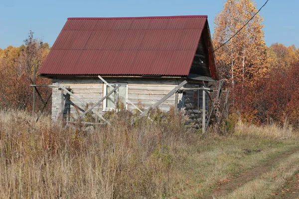 Tarlada bitmemiş ahşap bir ev
