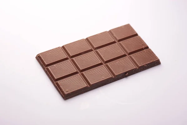Milchschokolade Auf Weißem Hintergrund — Stockfoto