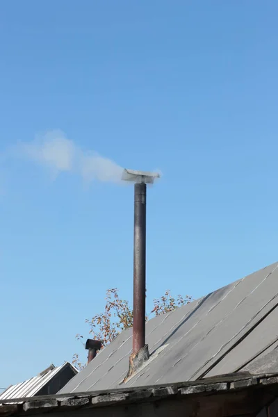 Rus hamamının çatısında baca tütüyor, sobayı huş ağacıyla yakıyor.