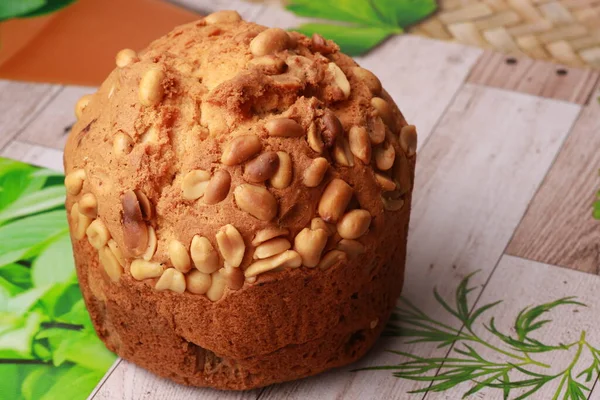 Fıstıklı büyük vanilyalı kek.