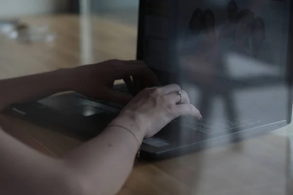 Bir iş adamı bilgisayarda çalışır.