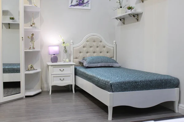 İçerisi aydınlık yatak odası için tek kişilik.