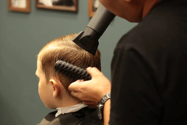 Barbeiro Homem Cadeira Barbeiro Cabeleireiro Styling Seu Cabelo — Fotografia de Stock