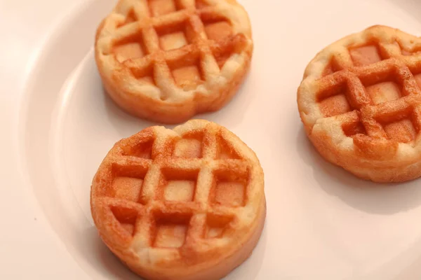 Tabakta küçük yuvarlak Belçika waffle 'ları