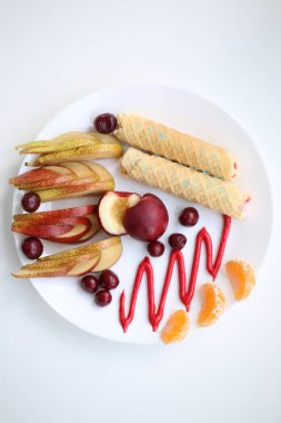 Meyve tatlı bir plaka üzerinde