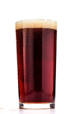Beyaz arka planda izole edilmiş taze Coca Cola