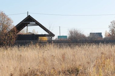 Tamamlanmamış bir ahşap evin çatısı