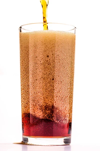 Beyaz arka planda izole edilmiş taze Coca Cola