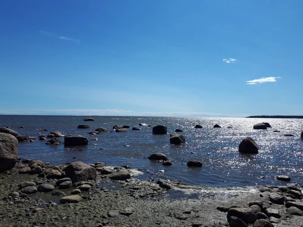 Stranden Vid Havet Med Stora Klippor — Stockfoto