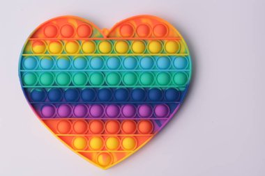 Beyaz arkaplanda kalp şekli