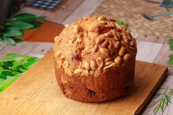 Fıstıklı büyük bir kek.