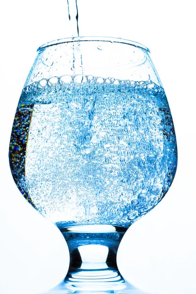 Maden suyu ve köpüklü bir bardak.