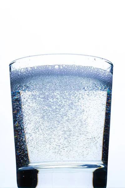 矿泉水和气泡的杯子 — 图库照片