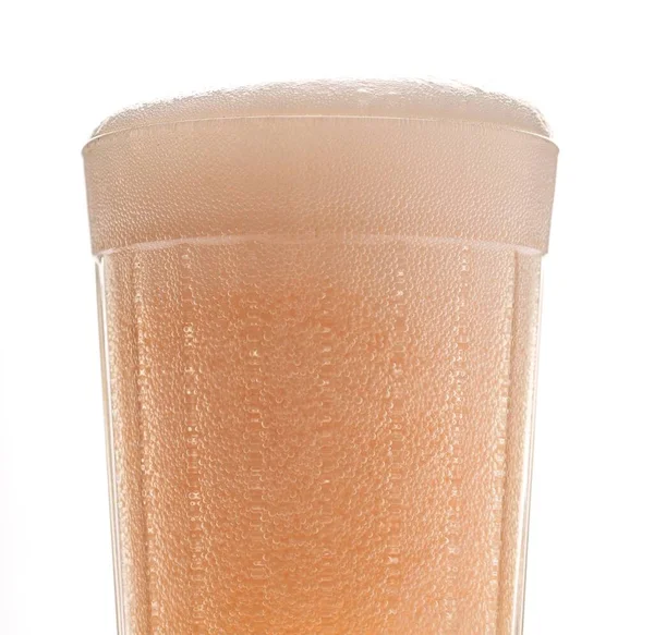 用新鲜啤酒泡泡和泡沫切碎的杯子 — 图库照片