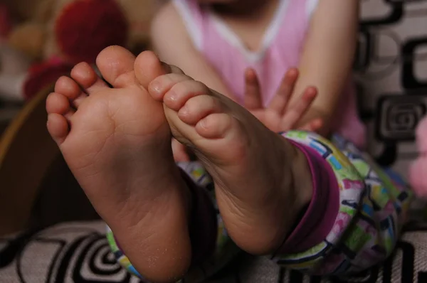 Bir bebeğin ayaklarına yakın çekim