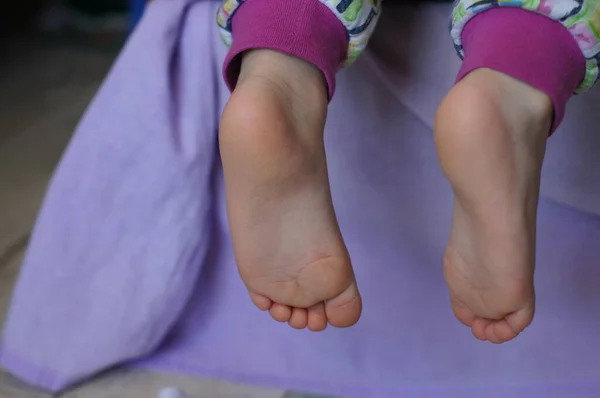 Bir bebeğin topuklarına yakın çekim