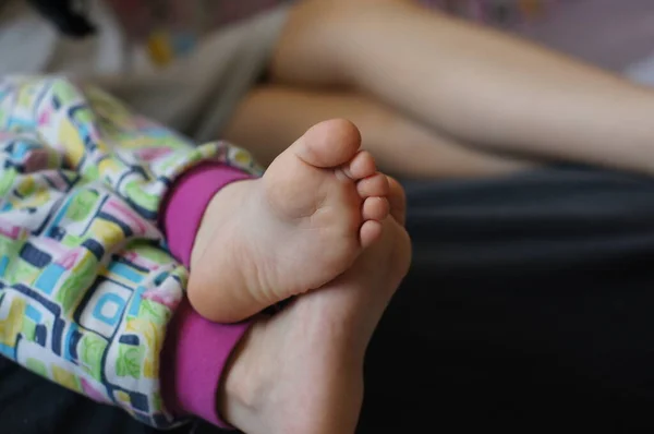 Detailní Záběr Dětských Nohou Podlaze Royalty Free Stock Obrázky