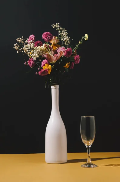 Stillleben Einer Weinflasche Mit Verschiedenen Herbstblumen Und Glas Auf Dem — Stockfoto