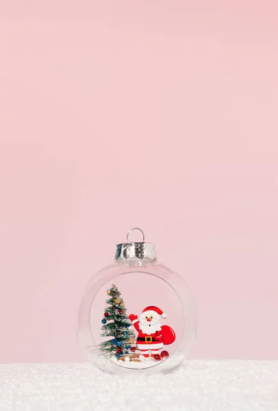 Рождественская Ёлка Санта Клаус Внутри Рождественской Безделушки Розовом Фоне Минимальная — стоковое фото