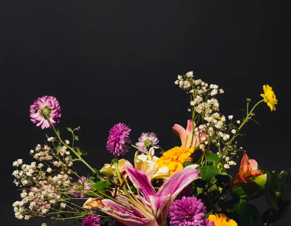 Δημιουργική Διάταξη Από Διάφορα Λουλούδια Και Φύλλα Φλοράλ Ευχετήρια Κάρτα Εικόνα Αρχείου