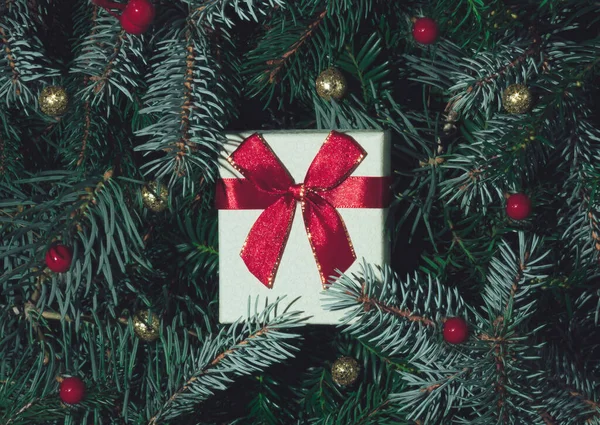 Noel Ağacı Dallarından Hediye Kutusundan Yapılmış Yaratıcı Bir Düzen Düz — Stok fotoğraf
