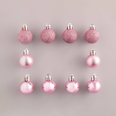 Pastel pembe Noel süslemesinden düzgün düzenlenmiş bir desen. Minimum düz konsept. - Mutlu yıllar. Boşluğu kopyala.