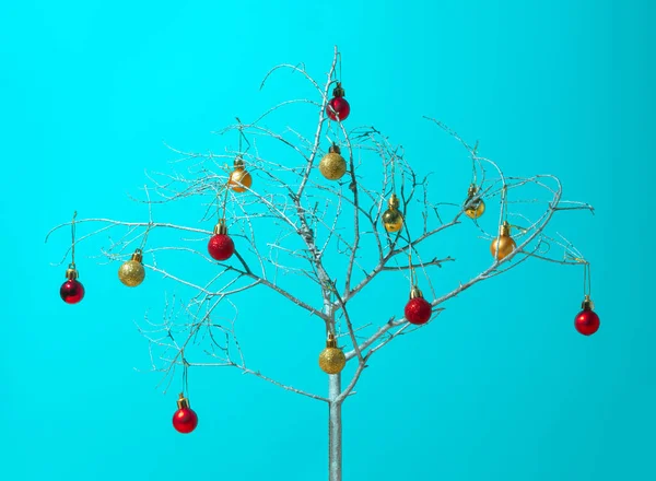 Eşsiz Gerçeküstü Bir Noel Kompozisyonu Gümüş Ağaçta Noel Süsleri Gökyüzü — Stok fotoğraf