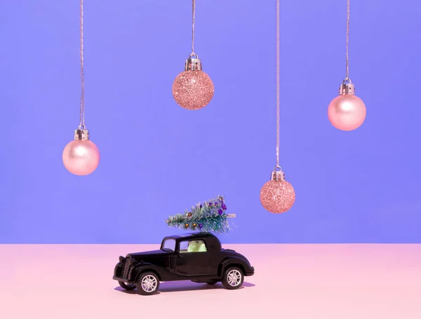 Κλασικό Μαύρο Αυτοκίνητο Χριστουγεννιάτικο Δέντρο Στην Οροφή Και Ροζ Στολίδια Royalty Free Εικόνες Αρχείου