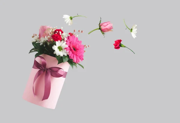 Pink Gift Box Various Flowers Grey Background Flying Flowers Box — стоковое фото