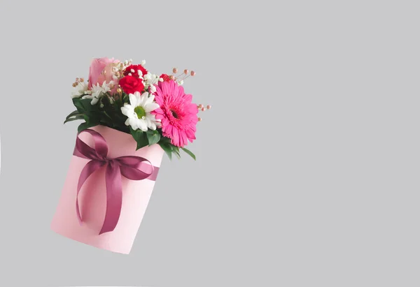 Rosa Presentask Med Olika Färgglada Blommor Grå Bakgrund Alla Hjärtans — Stockfoto