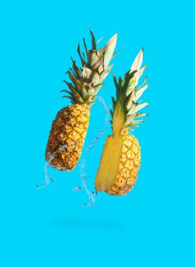 Pastel mavi arka planda dilimlenmiş sulu ananas. Minimum meyve konsepti. Modern yemek kompozisyonu.