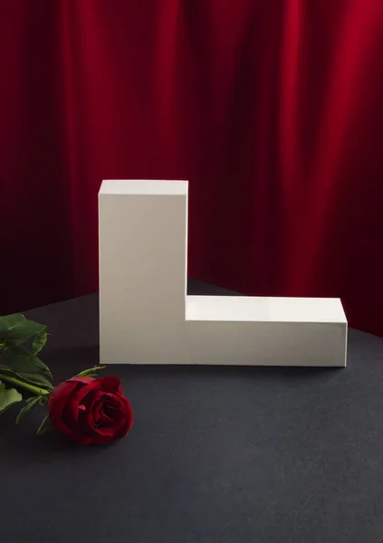 Masada beyaz podyum ve kırmızı gül çiçekli minimum modern ürün sergisi. İpek kırmızı perde arkaplanı. Sevgililer Günü konsepti. Ürün Gösterimi ve İş Konsepti İçin Uygun.