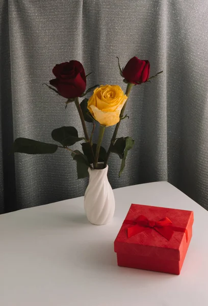 Composição Dia Dos Namorados Com Flores Vermelhas Amarelas Rosa Vaso — Fotografia de Stock