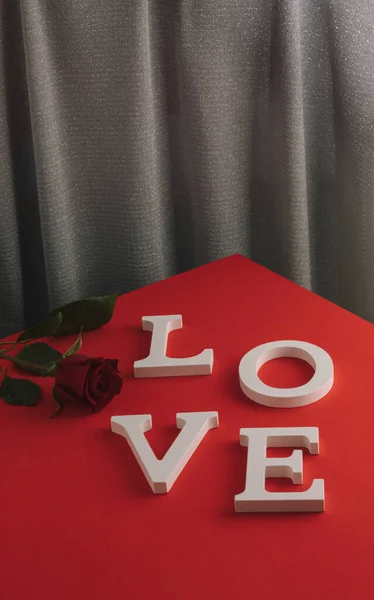 Mutlu Kadınlar Günü. Aşk ve kırmızı gül çiçekli romantik bir geçmiş. Perde arkası. Sevgililer Günün kutlu olsun..