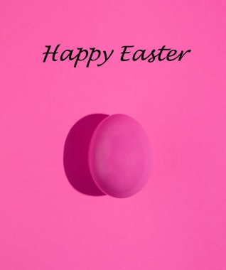 Pembe Paskalya yumurtası pembe arka planda izole edilmiş. Minimum tatil konsepti. Monokromatik kompozisyon. Mutlu Paskalyalar.