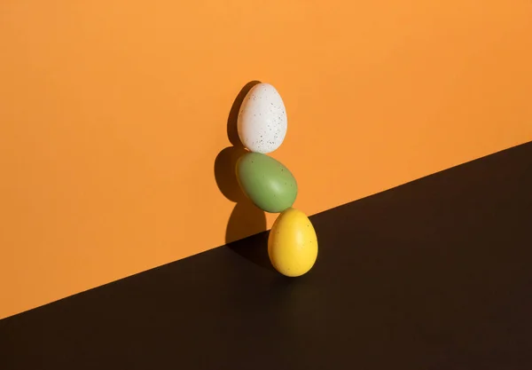 用彩色复活节彩蛋在黑色和橙色背景下创作的创造性作文 复古美学风格 复活节快乐 — 图库照片