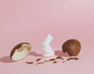 Tavşanlı yumurta kabuğu. Pastel pembe arka planda yaratıcı kopya alanı. Asgari Paskalya tatili konsepti.