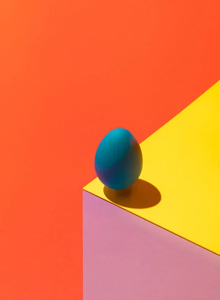 Ilusión Óptica Moderna Hecha Huevo Pascua Sobre Fondo Colorido Hacer — Foto de Stock