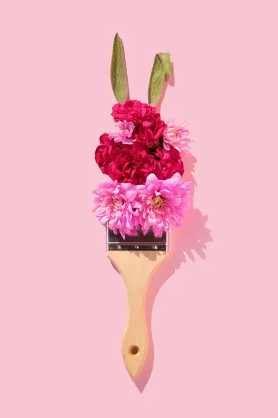 Ελάχιστη Σύνθεση Πάσχα Από Πολύχρωμα Λουλούδια Πινέλο Και Αυτιά Κουνελιού — Φωτογραφία Αρχείου