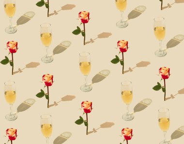 Renkli gül çiçeğinden ve bej arka planda şarap kadehinden yapılmış bahar deseni. Yaratıcı romantik konsept.