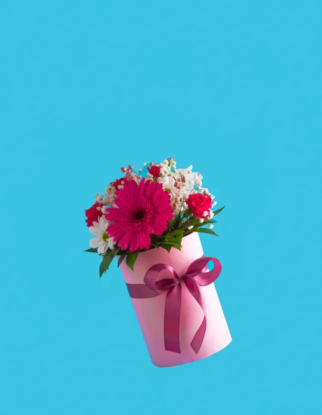Coffret Cadeau Rose Avec Diverses Fleurs Printemps Sur Fond Bleu — Photo